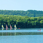 Voiles sur le Lac des Vieilles Forges dans les Ardennes