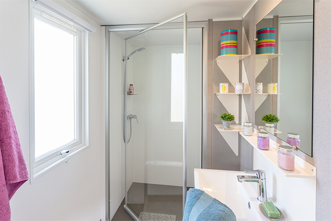 salle de douche du mobil-home Comfort