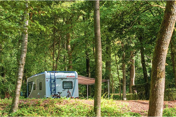 camping-car sur un emplacement de camping