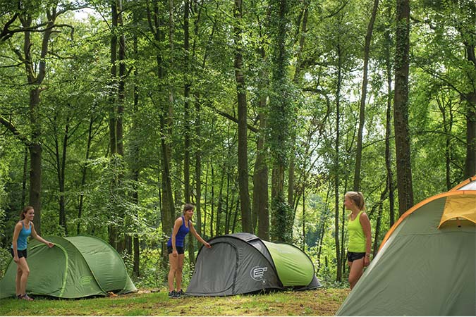 tentes et campeuses au camping