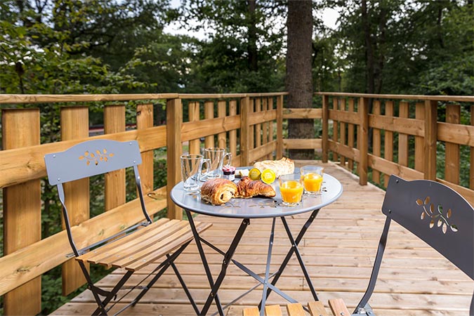 table de petit-déjeuner à la cabane perchée