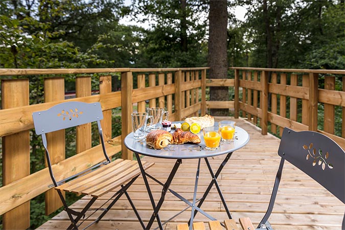 table de petit-déjeuner à la cabane perchée