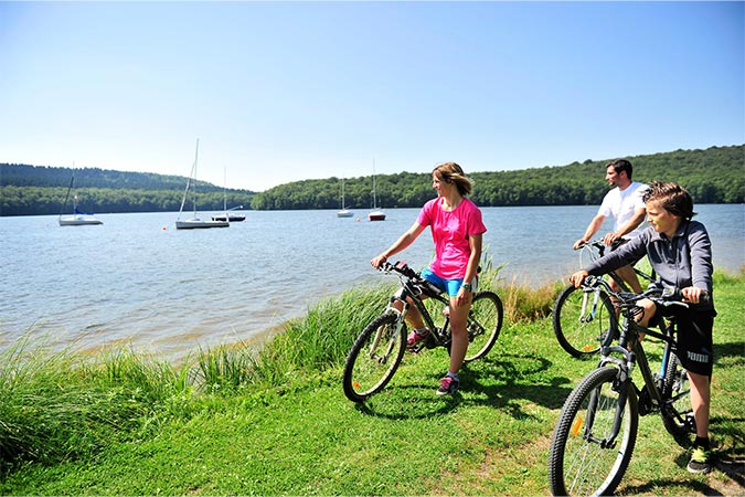 vélo en famille au lac des vieilles forges