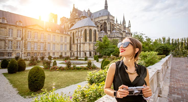 Touriste devant la cathédrale de Reims