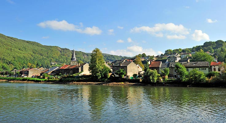 Village des Ardennes en bordure de fleuve