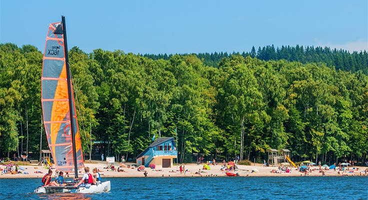 la plage aménagée du lac et ses sports nautiques