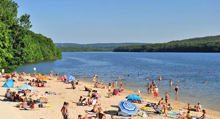 les vacanciers sur la plage du lac